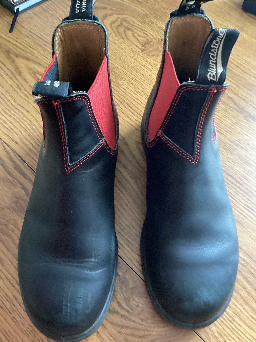 Blundstone Black Leather Chelsea Boots with Red Elastic
UK 6.5  USAW 9.5